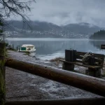 Balade au lac à Gérardmer sous la pluie, sentier et sapins