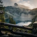 Lac blanc vosges : sentier vers le Lac Blanc, rochers et brume légère