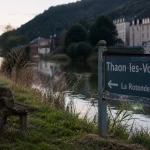 Thaon les Vosges tourisme : banc près de la Moselle, chemin et berges