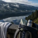 Visiter les Vosges : lac de Gérardmer et sentier vers la crête, vue depuis un belvédère