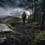 Circuit randonnée Vosges : crête et lacs, randonneur sur sentier