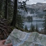 Forêt des Vosges randonnée : sentier sous sapins vers lac d’altitude