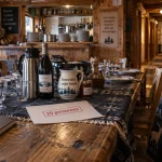 Salon chalet Vosges pour location week end 20 personnes, table et couchages