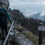 Randonnée des roches vosges : passage équipé sur le sentier près du Hohneck