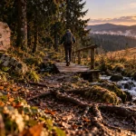 Séjours randonnée vosges : sentier vers crêtes et lacs, randonneur au golden hour