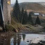 Vosges tourisme randonnée : chaussures dans la boue près d’une flèche sur la crête