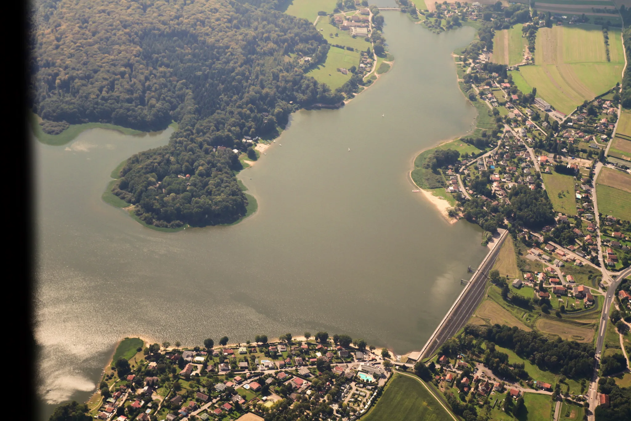 Vue aérienne du réservoir de Bouzey.