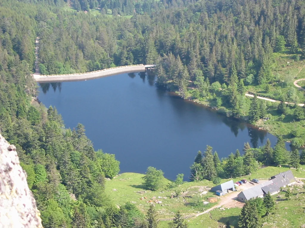 Le lac du Forlet dans son cirque de montagne.