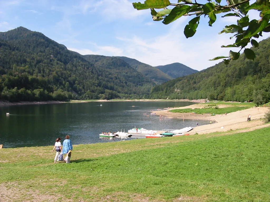 Le lac de Kruth-Wildenstein et ses berges.