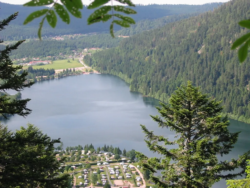 Le lac de Longemer depuis la Roche des Vieux Chevaux.