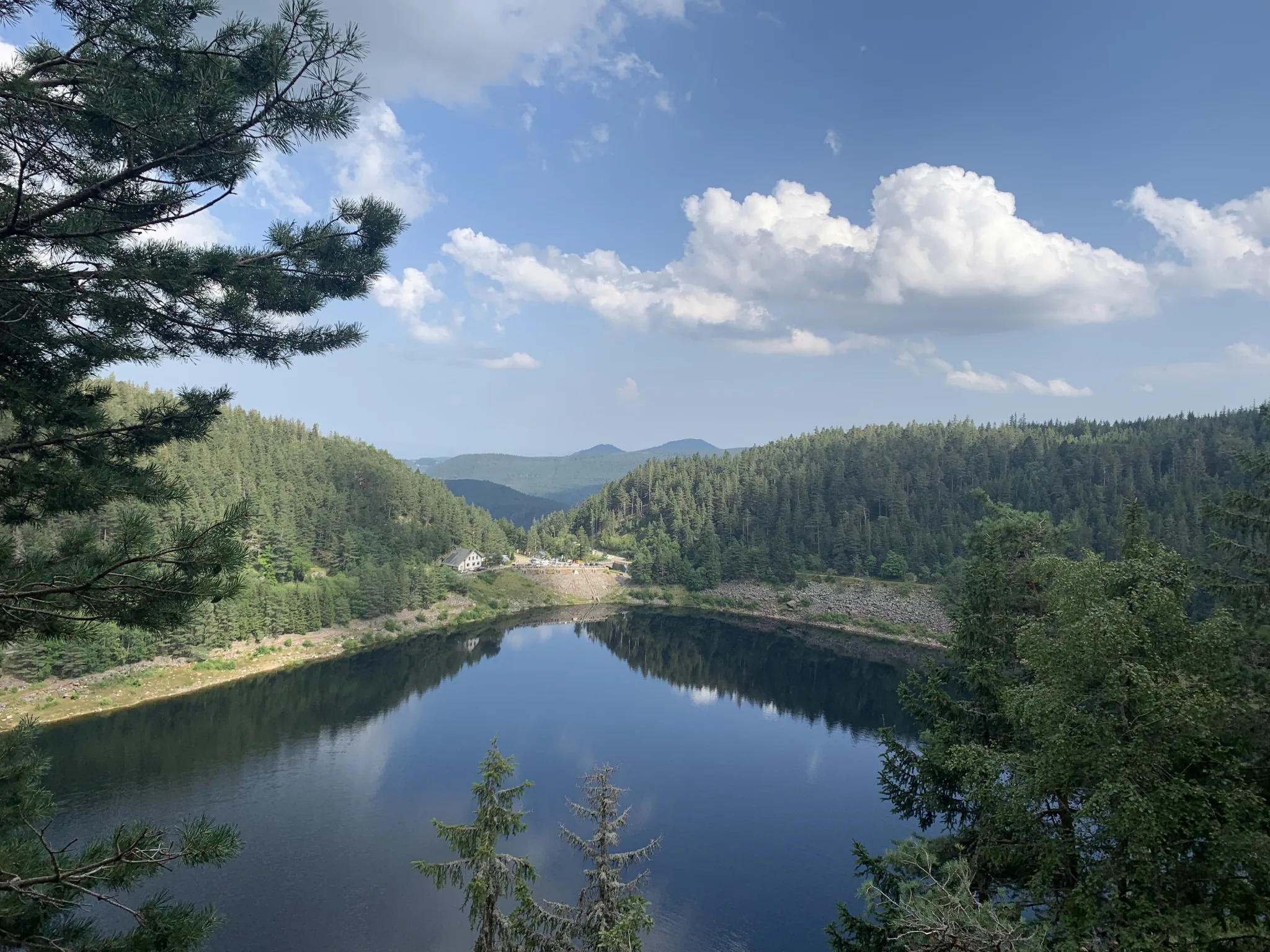 Le Lac Noir et ses pentes boisées, photographiés en 2021.