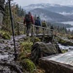 Randonnée deux jours Vosges, bottes boueuses sur sentier vers lacs et crêtes brumeuses