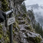 Randonnée sentier des roches vosges : passage aérien sur roche humide