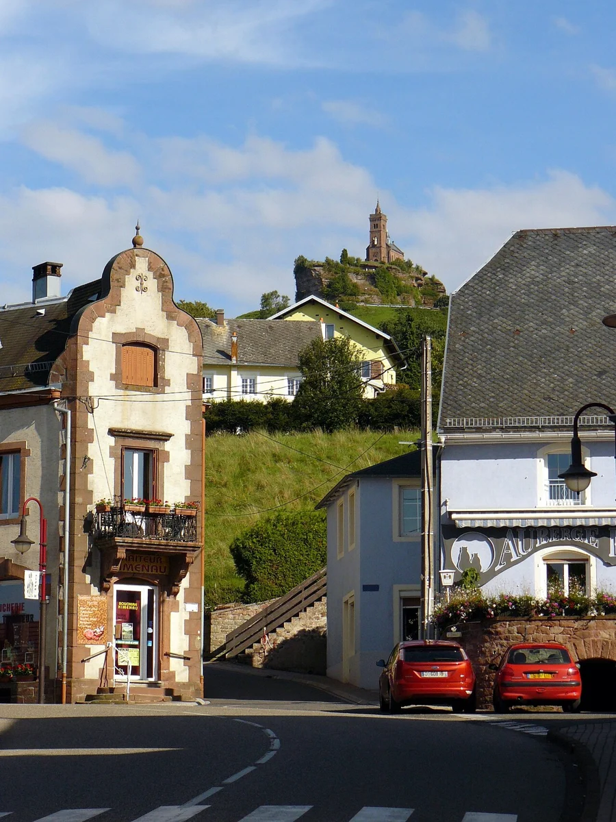 La chapelle et le rocher au-dessus du village de Dabo.